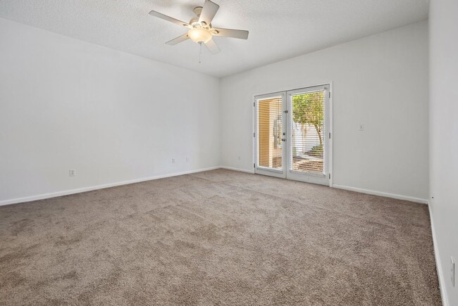 Building Photo - Great price and just a quick bike ride to the beach!