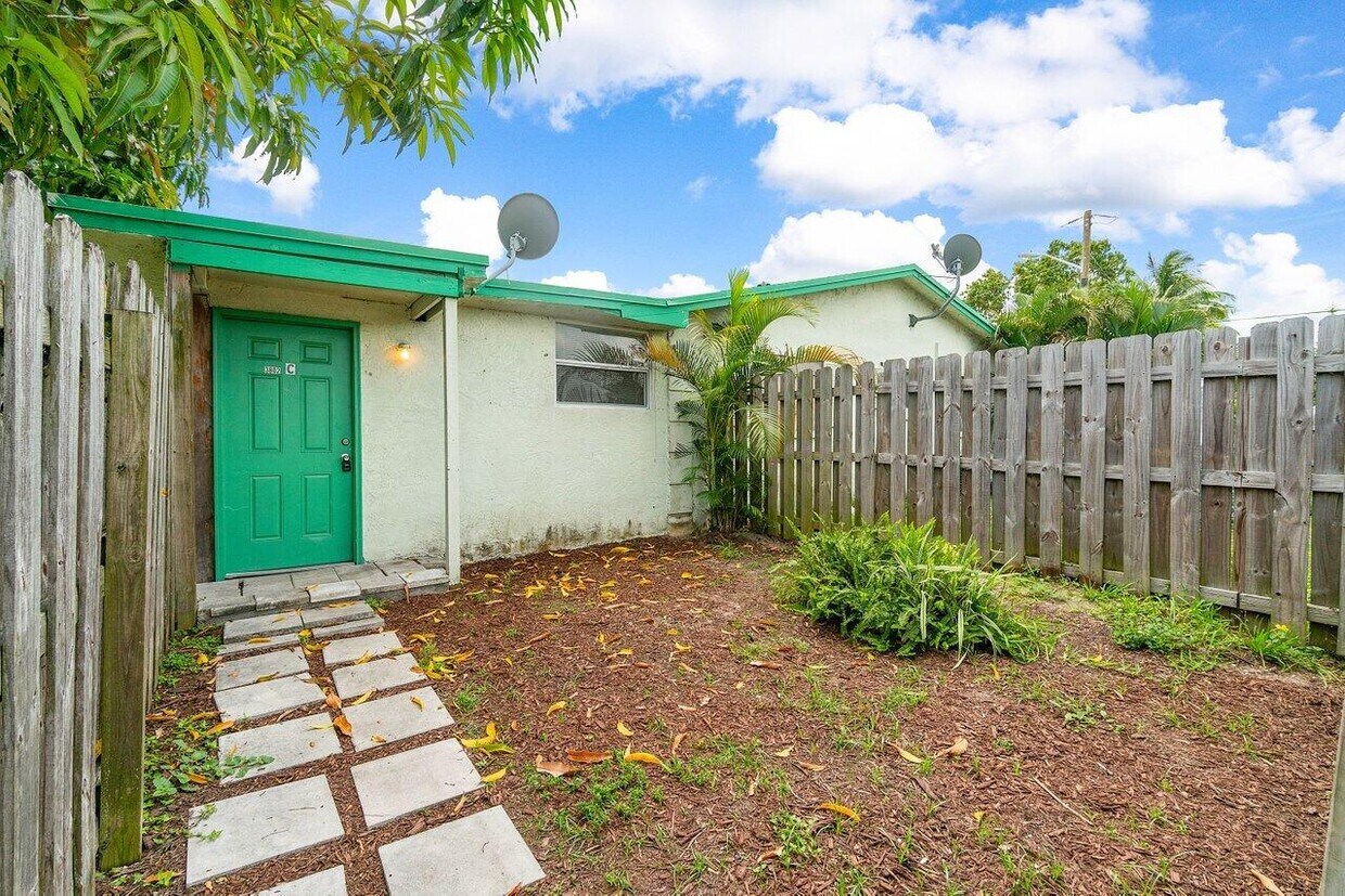 Primary Photo - 3802 Melaleuca Ln