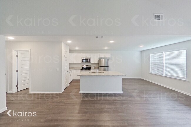 Building Photo - 205 Redwood Ct