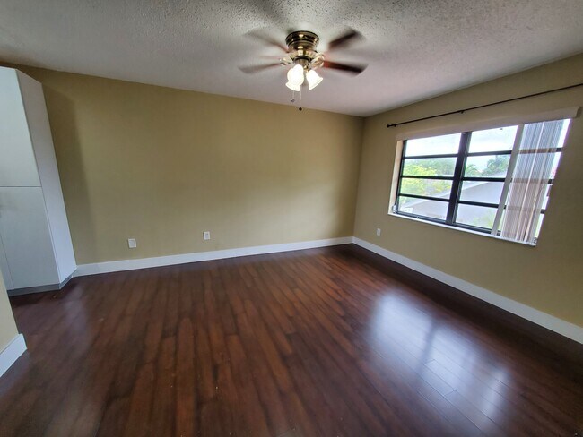 Living/Dining - 600 SW 89th Ct