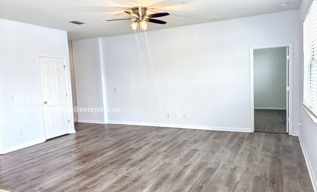 Foto del edificio - 5110 Claremont Ct