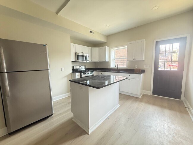 Building Photo - Three Bedroom Home in Baltimore