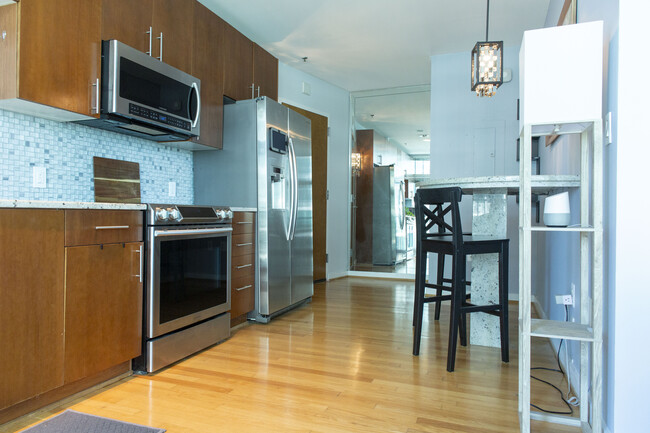 Entrance & Dining Area - 923 Peachtree St NE