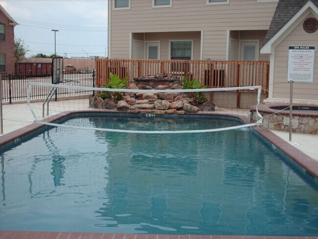 Building Photo - 2 BED 2 BATH TOWNHOME ON SHUTTLE ROUTE NEAR CAMPUS -  WITH POOL!