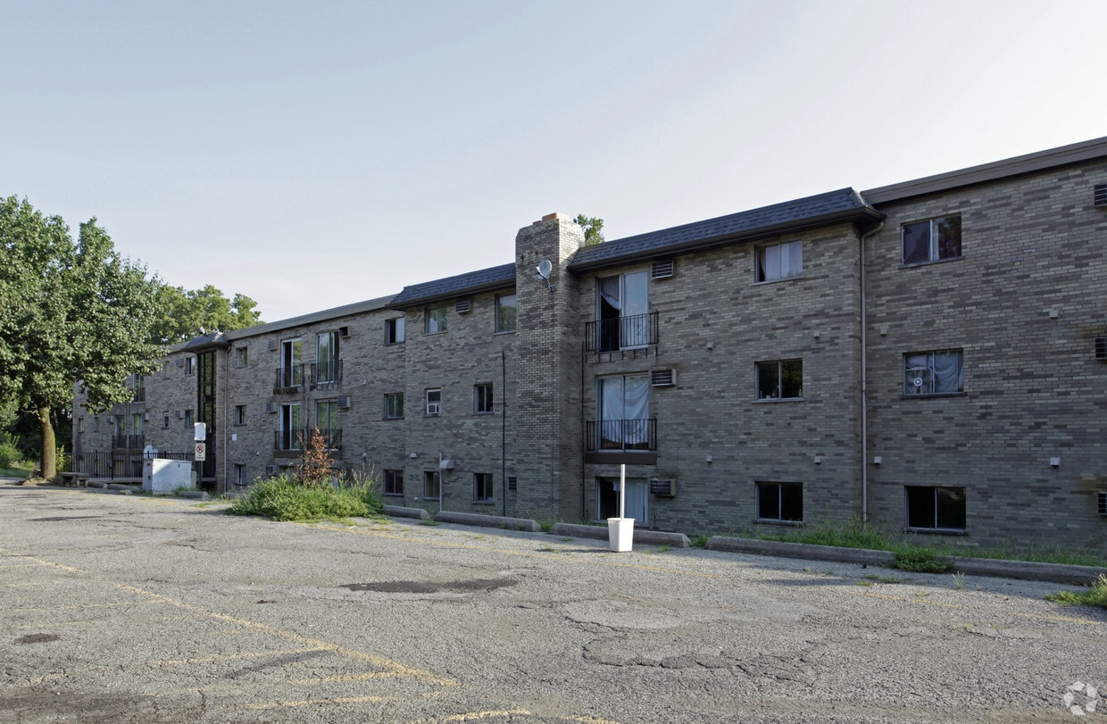 Building Photo - Creekside