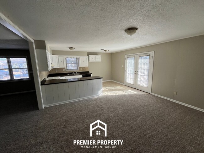 Building Photo - Spacious 3BR/1.5BA in Memphis - Open Kitchen, Dining Room & Private Backyard