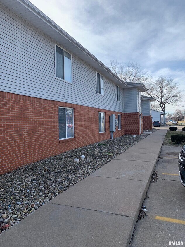 1000 Edgewater Dr Unit 1014, North Pekin, IL 61554 Room for Rent in