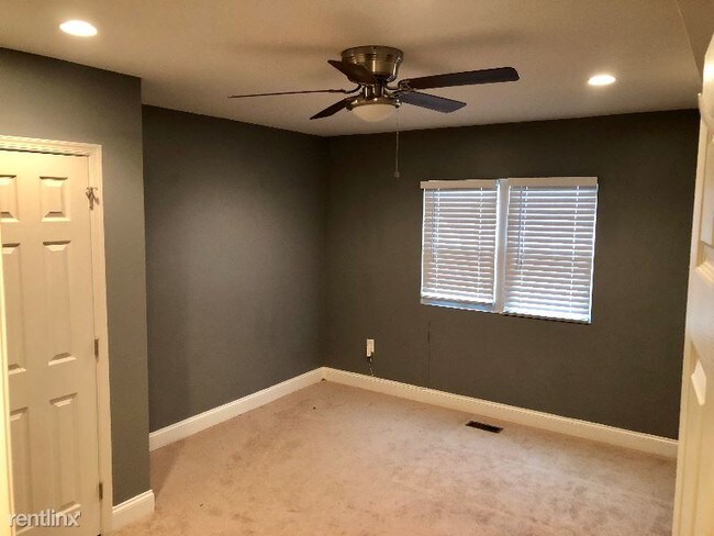 Building Photo - 1 br, 1 bath Townhome - 600 scott st