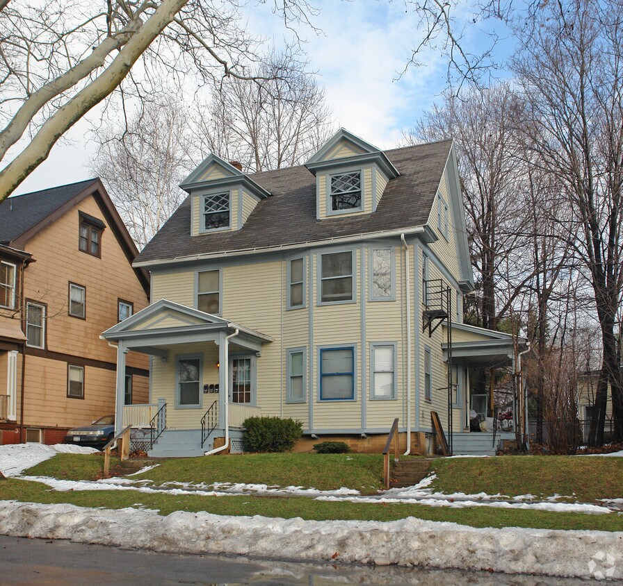 Building Photo - 122 Pierpont St