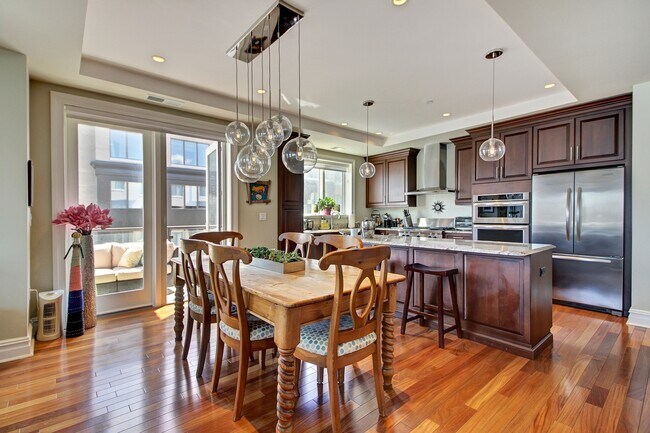 Building Photo - 250 Henley Pl