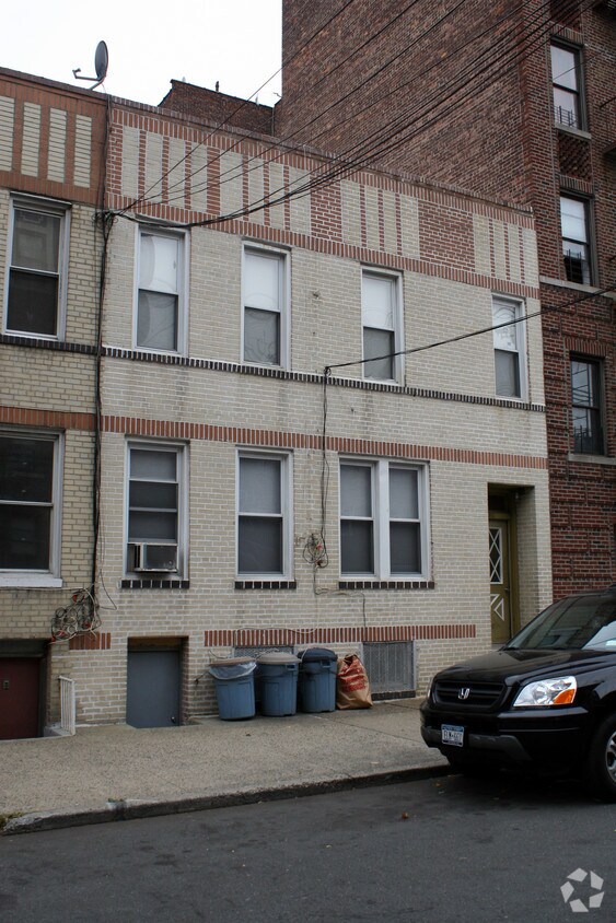 Building Photo - 2561 Colden Ave