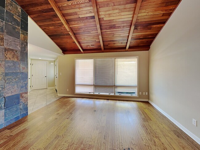 Foto del edificio - 3704 S Manito Blvd