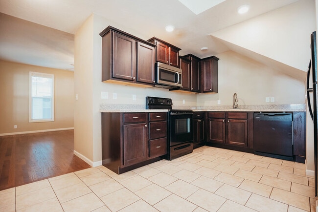 Building Photo - 512 S Main Ave