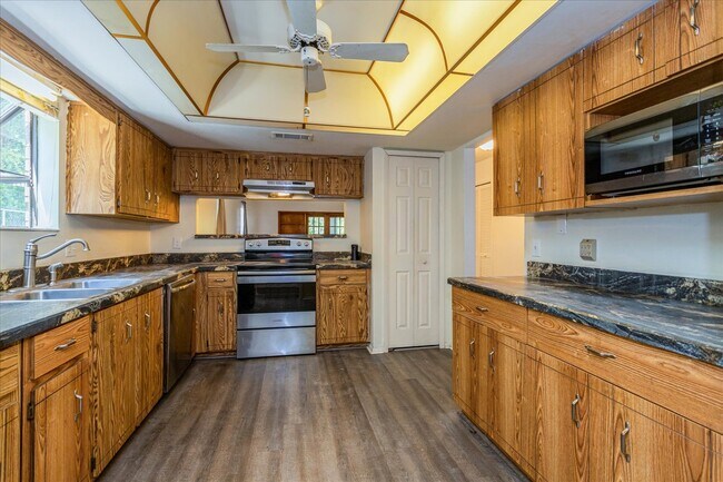 Foto del edificio - 540 Belltower Avenue, Unit J-1