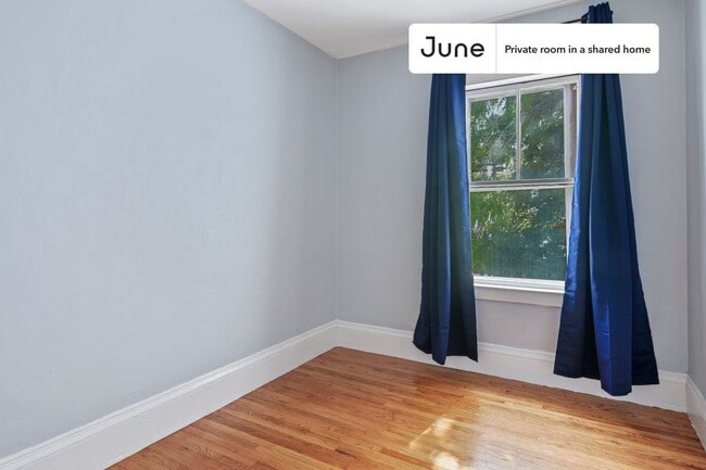 Building Photo - Room in Shared 6 bed/1.5 bath home