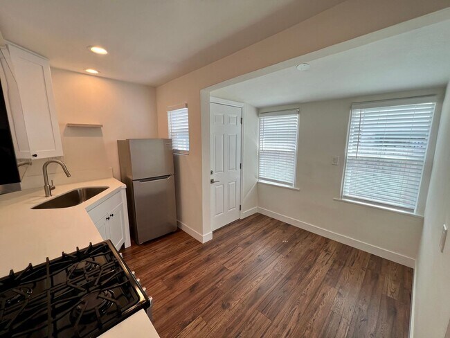 Building Photo - 4623-4625 Hamilton