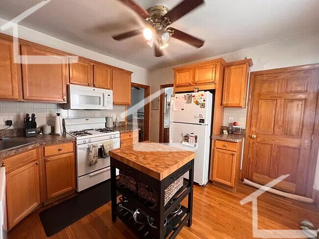 Foto del edificio - Check out this 3 bed 2 bath in Lower Allston