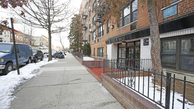 Building Photo - 405 E 16th St