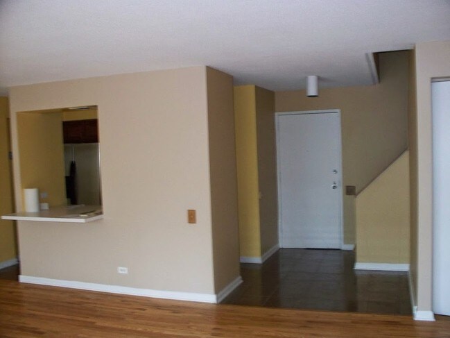 living entrance - 1115 S Plymouth Ct
