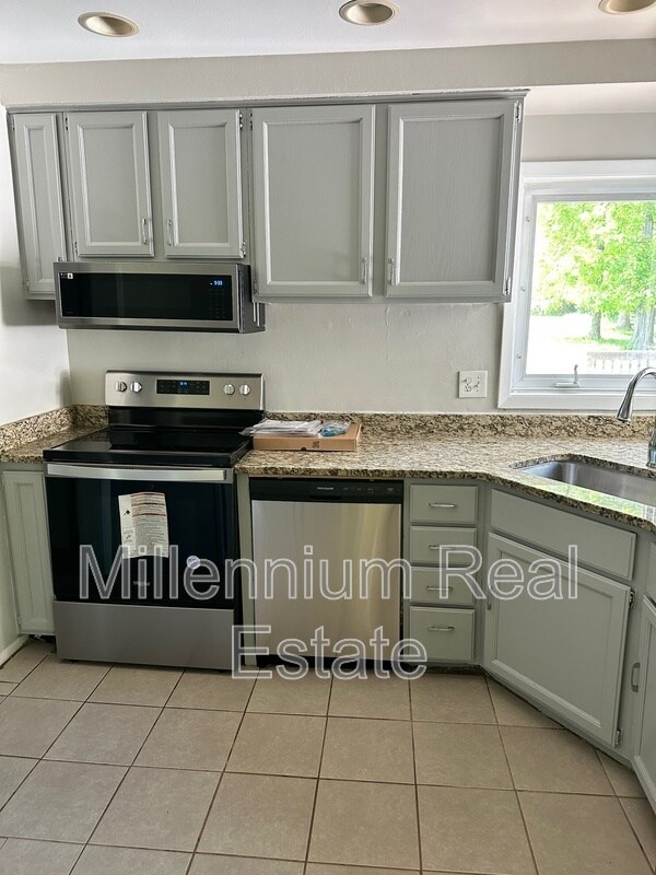 Foto del edificio - 24955 Westmoreland Dr