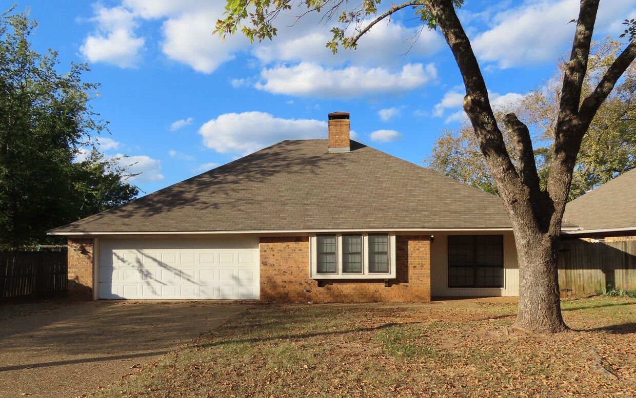 Foto principal - Whitehouse ISD! Handsome 3 Bedroom, 2 Bath...