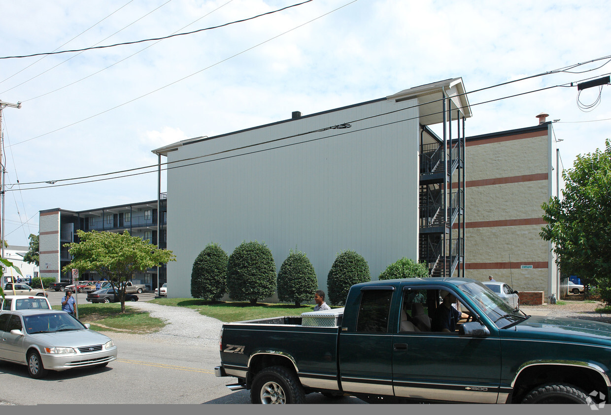 backed de tráfico debido a clases de llegar a la salida - no puede evitar los vehículos en el centro de la ciudad de registros. - M. McNamara 9-3-08 - Nashville Auto-Diesel College