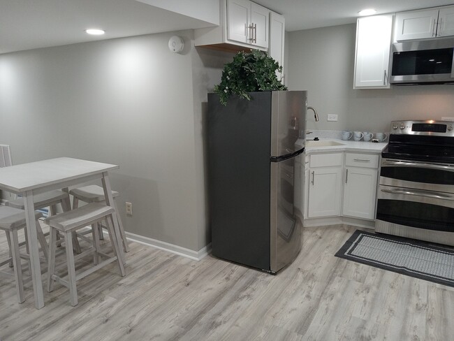 full kitchen! - 609 S Avon Ct