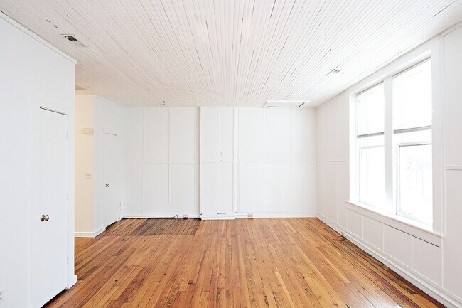 Building Photo - Charming Downtown Charlottesville Apartmen...