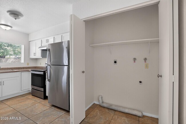 Foto del edificio - 6320 W Carol Ave
