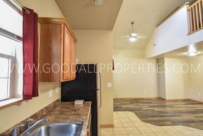 Foto del edificio - 3 Bedroom, 2.5 Bath 1 1/2 story first floor master suite -Townhome in Urbandale with 2-Car attach...