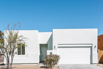 Building Photo - 1530 W Grove St