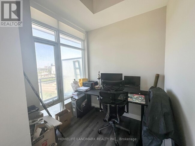 Photo du bâtiment - 360-360 Square One Dr