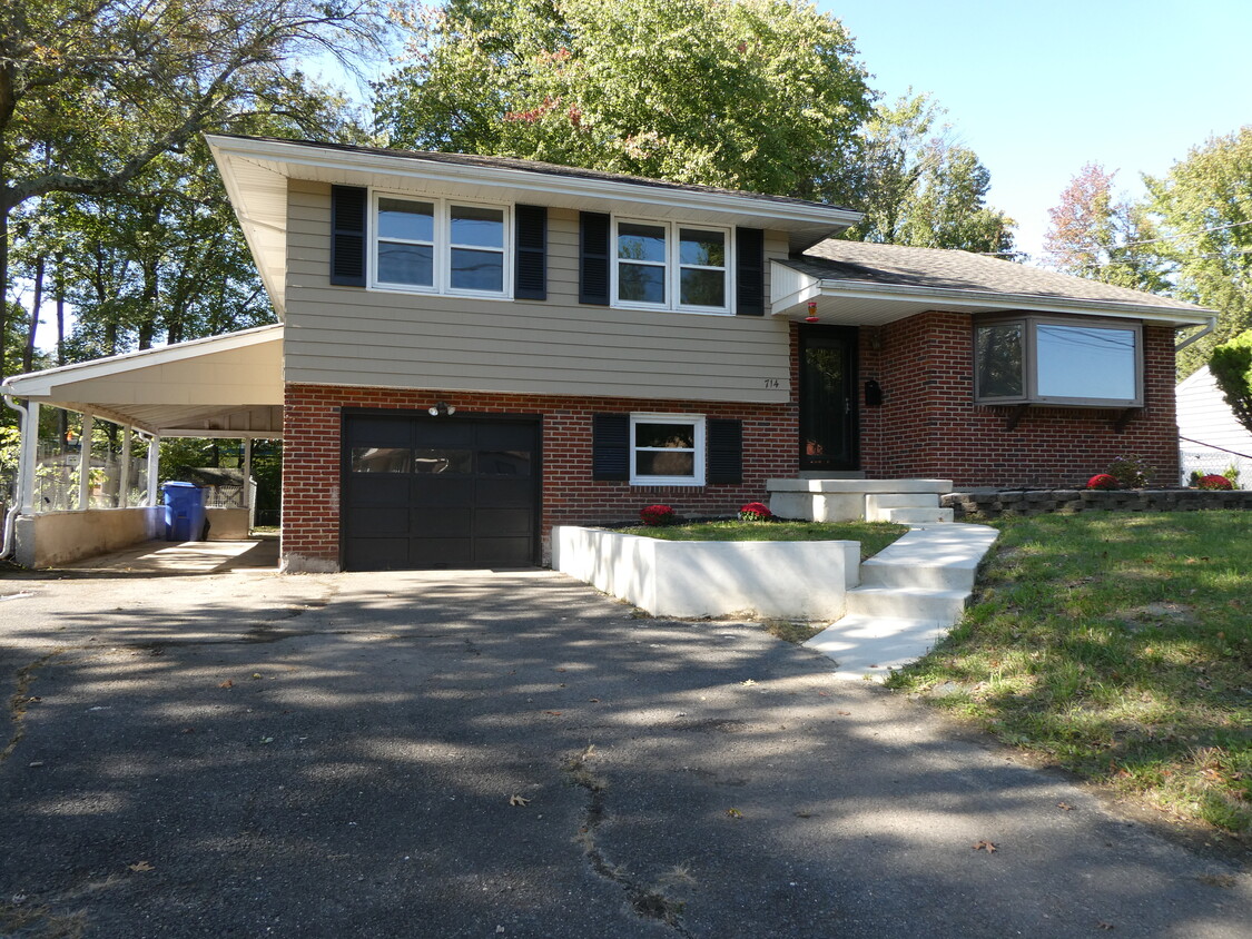 Primary Photo - 714 Douglas Dr