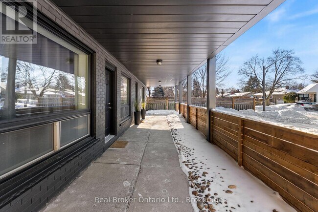 Photo du bâtiment - 985 Kingsway Dr