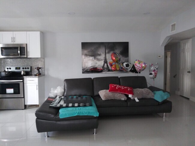 Building Photo - 5327 NW 24th Ct