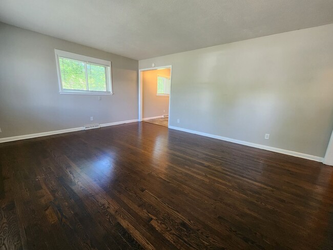 Building Photo - Spacious 2-Bedroom, 1-Bathroom Home AVAILABLE NOW!!
