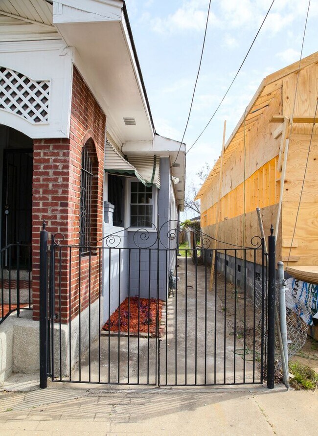 Building Photo - 196 Nassau St