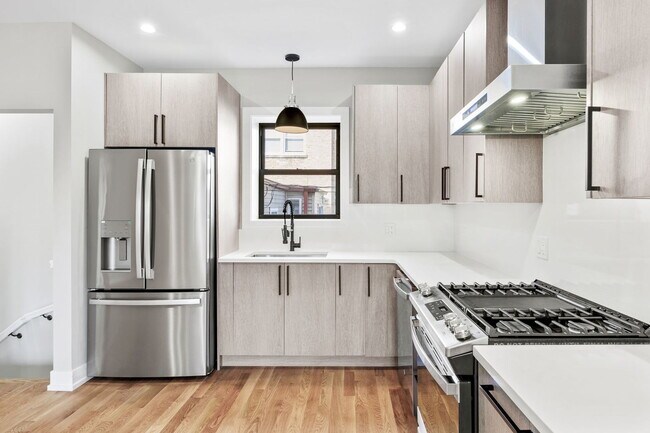 Foto del edificio - 6223 N Albany Ave