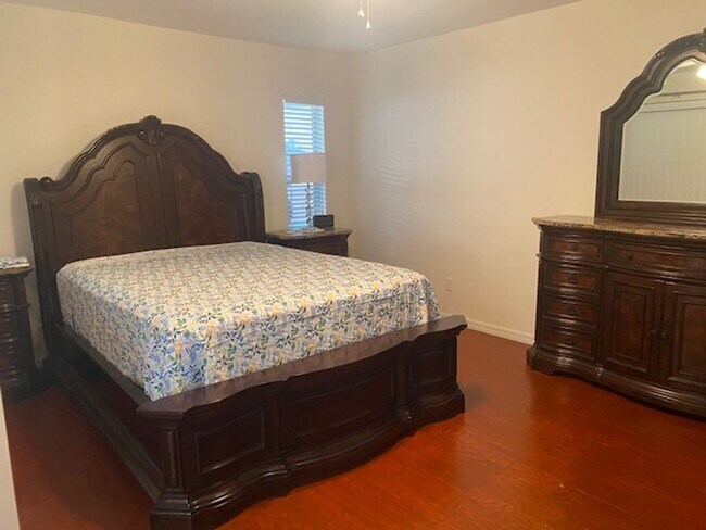 Building Photo - Furnished 3 bedroom 2 bathroom home