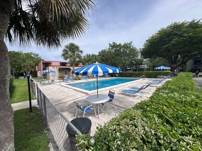 Building Photo - 10834 N Kendall Dr