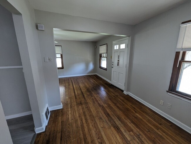 Building Photo - Welcome to Your Charming New Home on Minnie Avenue!