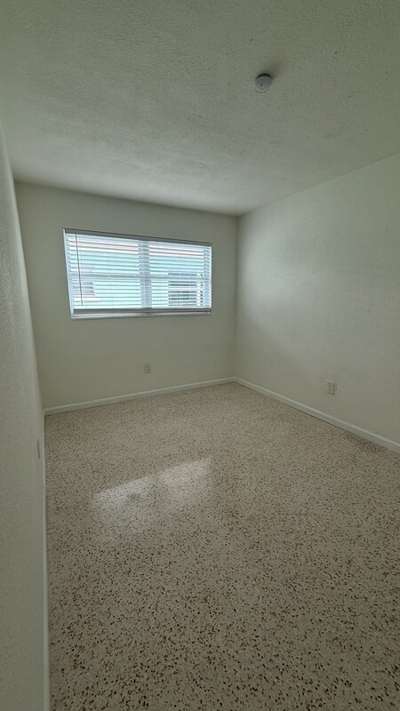 Foto del edificio - 13378 1st St E