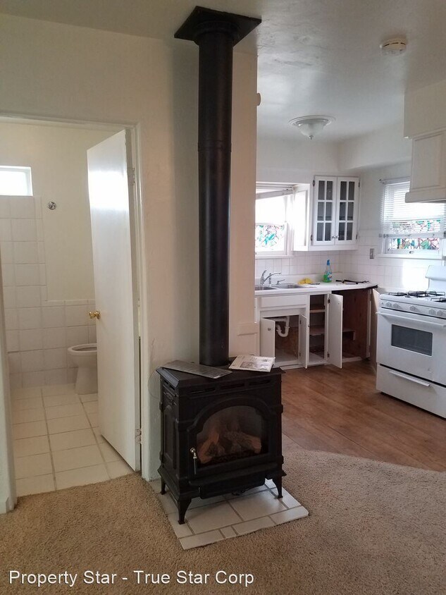 Primary Photo - 1 br, 1 bath House - 308 1/2 W D St