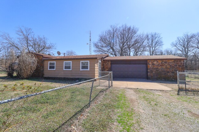 Building Photo - 3 Bed / 1 Bath in Oologah!