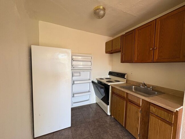 Building Photo - 8 Minutes from Downtown Phoenix!