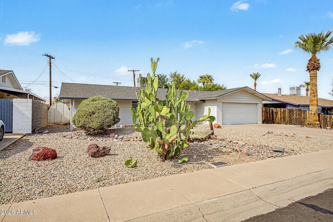 Building Photo - 950 E Lilac Dr