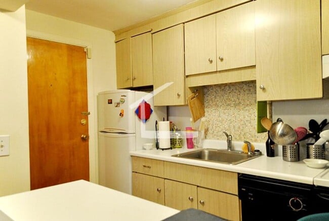 Building Photo - 6/1 Modern 2BR apartment near B/C trains, ...