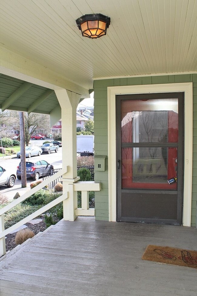 Building Photo - Spacious and Impeccable 3 Bed 1 Bath Craft...