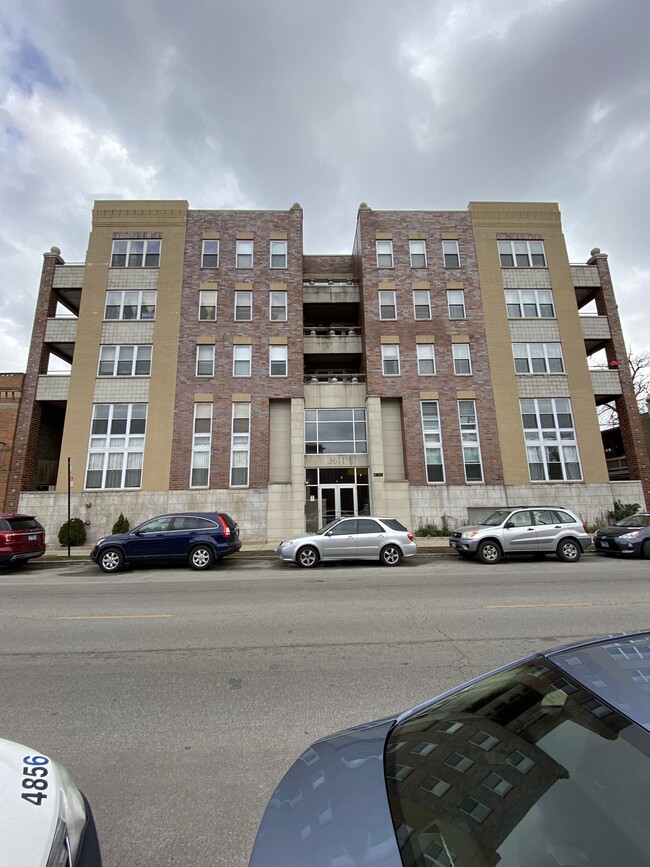 Building Photo - 3611 W Montrose Ave