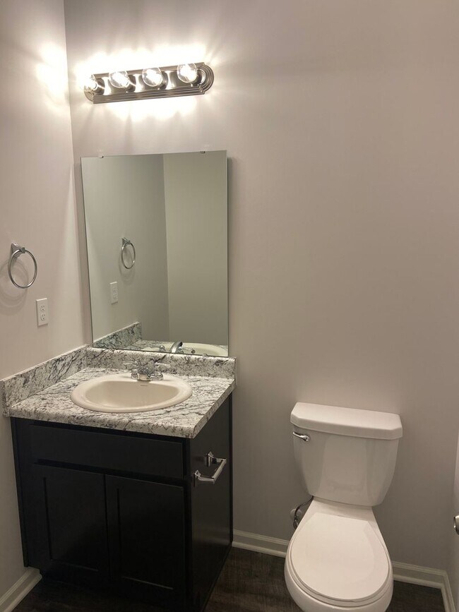 Foto del edificio - *Pre-Leasing* | Three Bedroom | Two and a ...